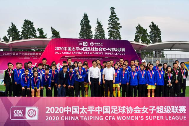 曼联与九名年轻球员签订职业合约